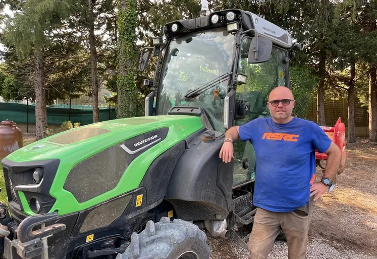 <em class="placeholder">Arnaud Lecomte, viticulteur à Pomerols devant un tracteur Deutz-Fahr 5115 DS TTV </em>