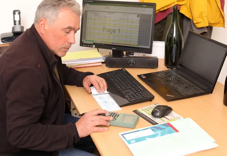 <em class="placeholder">Vigneron controlant sa tresorerie en especes et effectuant un paiement par cheque. </em>