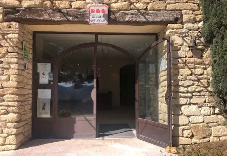 <em class="placeholder">Entrée du caveau de dégustation et de la boutique du Domaine La Ferme Saint-Martin à Suzette</em>