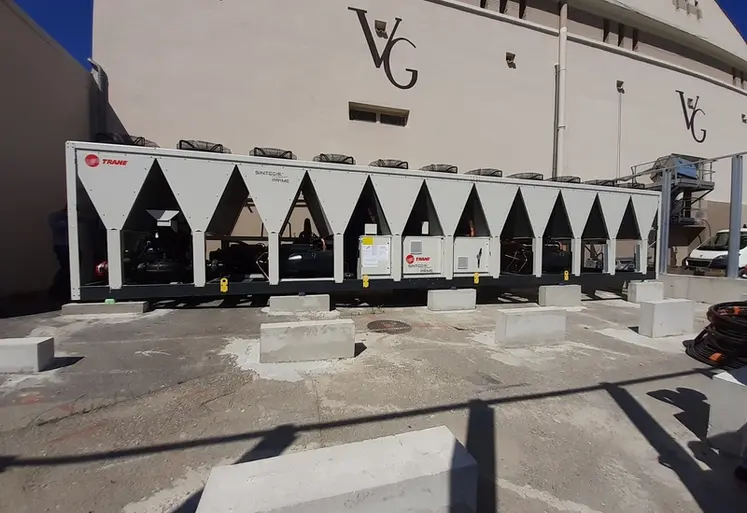 <em class="placeholder">Groupe de froid devant une coopérative vinicole</em>
