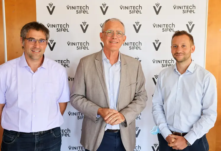 <em class="placeholder">Emmanuel Viollet : directeur du salon Vinitech-Sifel (à droite), Sébastien Cavaignac, DG Invénio et coprésident du comité scientifique des Trophées Vinitech-Sifel (à ...</em>
