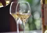 verre de vin blanc AOP du Bergeracois. vins de Bergerac. bouteille de château Kalian et verres. dégustation de monbazillac. appellation d'origine protégée.