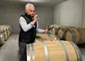 Emmanuel Couzi, œnologue à l’Union des vignerons des Côtes-du-Rhône souligne « la tension, la verdeur et les arômes de fleurs blanches » procurés par les barriques ...