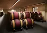 Chai à barrique pour vieillissement du vin rouge en fûts de chêne au château Montrose, deuxième grand cru classé de saint-estèphe en gironde, grand chateau bordelais