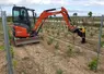 <em class="placeholder">Mini-pelle Kubota dans les vignes équipée d&#039;une complanteuse.</em>