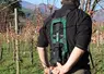 <em class="placeholder">Opérateur dans les vignes réglant la tension d&#039;un exosquelette Bisko</em>