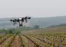 <em class="placeholder">Démonstration de traitement phytosanitaire (à l&#039;eau) des vignes avec un drone, au Champagne Serge Mathieu, à Avirey-Lingey dans l&#039;Aube, le 4 mai 2022. </em>