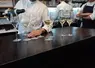 <em class="placeholder">Service d&#039;un crémant d&#039;alsace dans un restaurant parisien. </em>