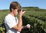 <em class="placeholder">Viticulture. Vigneron sur sa parcelle faisant une lecture de concentration de sucre avec un réfractomètre afin de suivre l'évolution de la maturité avant les vendanges en ...</em>