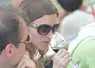 <em class="placeholder">jeune femme sentant un verre de vin rouge</em>