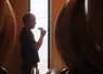 <em class="placeholder">Dégustation de vin rouge dans un chai à barrique</em>