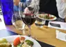 <em class="placeholder">assiette et verre de vin rouge. repas dans un restaurant. consommation. alimentation. restauration hors foyer. RHF. table</em>