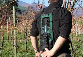 <em class="placeholder">Opérateur dans les vignes réglant la tension d&#039;un exosquelette Bisko</em>