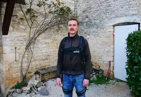 <em class="placeholder">Valentin Cadel, vigneron à Fontaines en Saône-et-Loire, équipé d&#039;un exosquelette Hapo SD.</em>