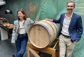 <em class="placeholder">Magdeleine Allaume, directrice générale de Twood devant une barrique et Nicolas HERIARD DUBREUIL</em>