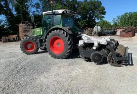 <em class="placeholder">Tracteur Fendt et outil de travail du sol à disques Agroland</em>