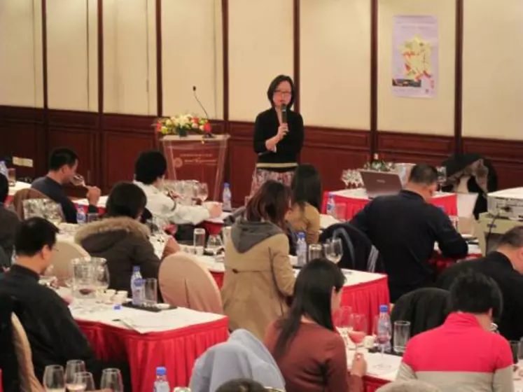 L’ÉCOLE WINE WORL EDUCATION
à Shanghaï, dirigée par Jia Peng,
propose des formations sur le vin
aussi bien pour les professionnels de
la filière que pour des clients privés.