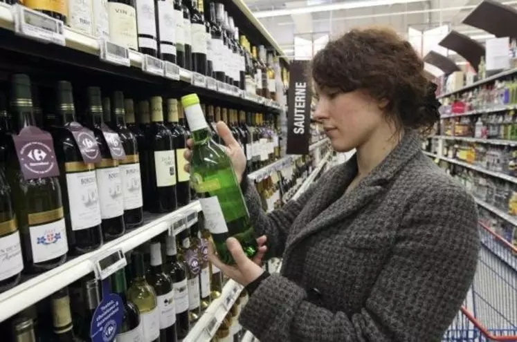 Le consommateur lira-t-il 
bientôt combien d'unités d'alcool 
sa bouteille contient ? Rendre cet étiquetage obligatoire est l'une des propositions faites pour diminuer la consommation d'alcool 
en France.