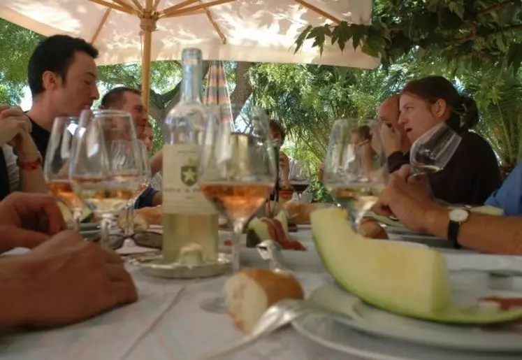 On ne pose pas une bouteille de rosé sur une table pour se faire valoir et marquer sa position sociale mais plutôt comme signe d’appartenance à un groupe d’amis.