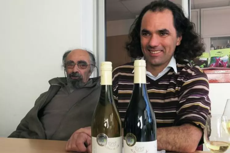 Vincent Pugibet
et son père François , commercialisent un vin de France blanc et un rouge issus de vignes résistantes. 
Ils ont séduit plusieurs 
cavistes.