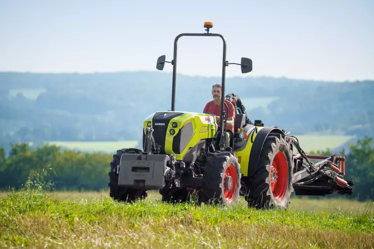 Le tracteur spécialisé Claas Nexos décliné en version arceau ne bénéficie pas du plancher plat.