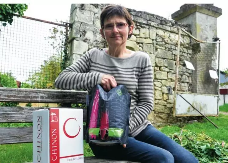 Ghislaine Champigny, 
viticultrice dans le Chinonais 
propose son 
rosé en poche 
autoportante 
à la clientèle 
des marchés et 
des foires locales.