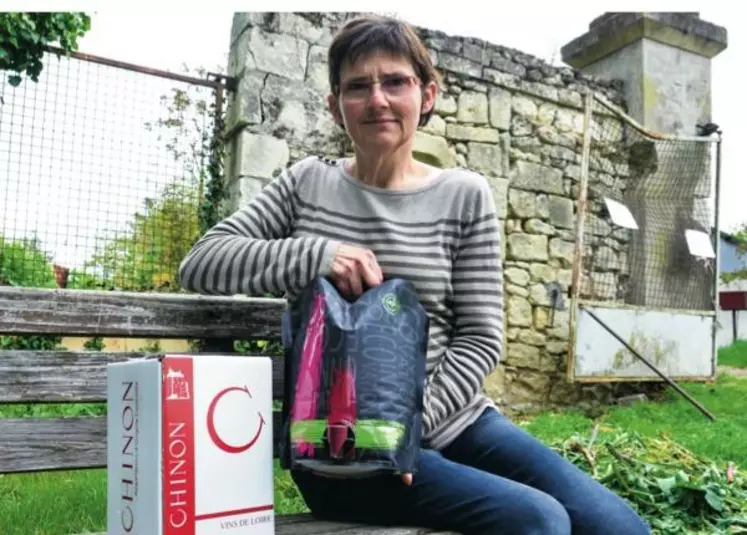 Ghislaine Champigny,
viticultrice dans le Chinonais
propose son
rosé en poche
autoportante
à la clientèle
des marchés et
des foires locales.
