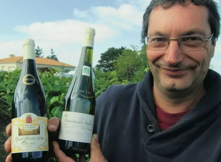 Daniel Bideau, viticulteur, produit des muscadets version bio et version raisonnée.