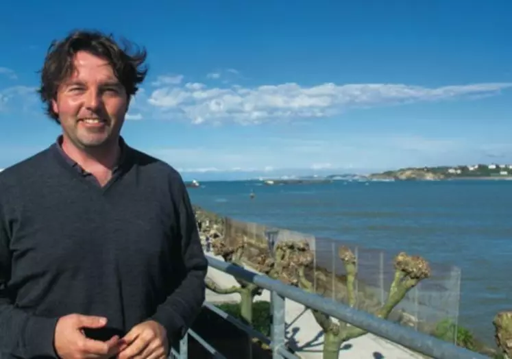Emmanuel Poirmeur, vigneron et négociant. Les cuves sont immergées au pied de la digue de l'Artha dans la baie de Saint-Jean de Luz.