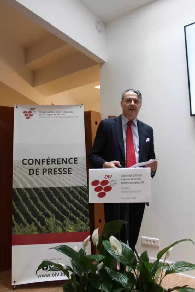 L'OIV présente les estimations de la production mondiale de vin 2019 lors d'une conférence de presse animée par Pau Roca, son directeur général, le 31 octobre 2019.