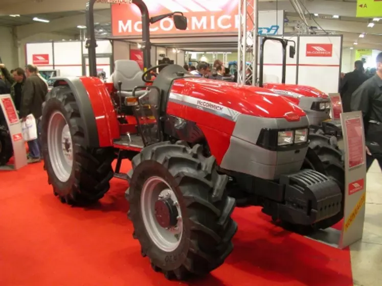 Ce modèle McCormick C 75 L, comme les trois autres modèles, existe en version à 2 et ou à 4 roues motrices, uniquement avec un arceau arrière rabattable.