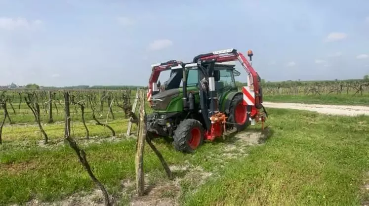 La version entre roues permet d'atteler d'autres outils à l'arrière.