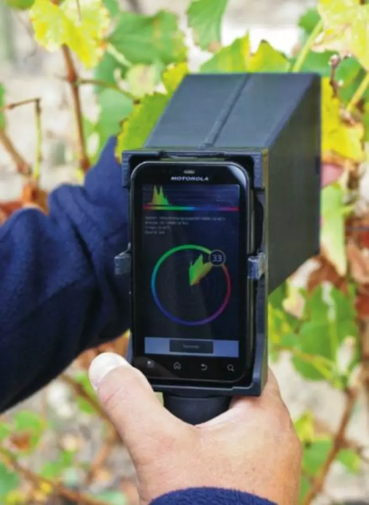 Le Smartgrappe mis au point par l'Irstea utilise toutes les technologies que recèle un smartphone  pour le transformer en capteur à la vigne