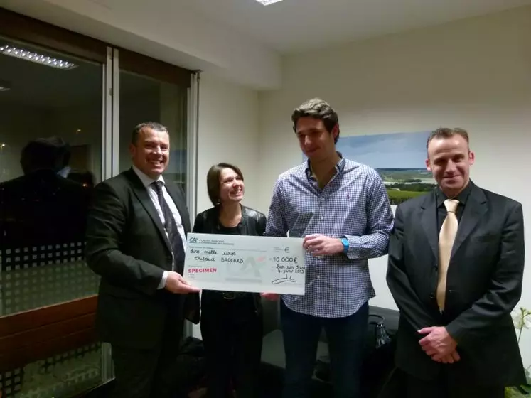 Premier lauréat viticulteur de la bourse Nuffield, Thibaud Brocard s'est vu remettre un chèque de 10000 euros.