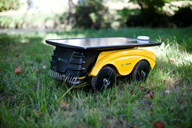 Le robot de tonte Vitirover fonctionne à l'énergie solaire.