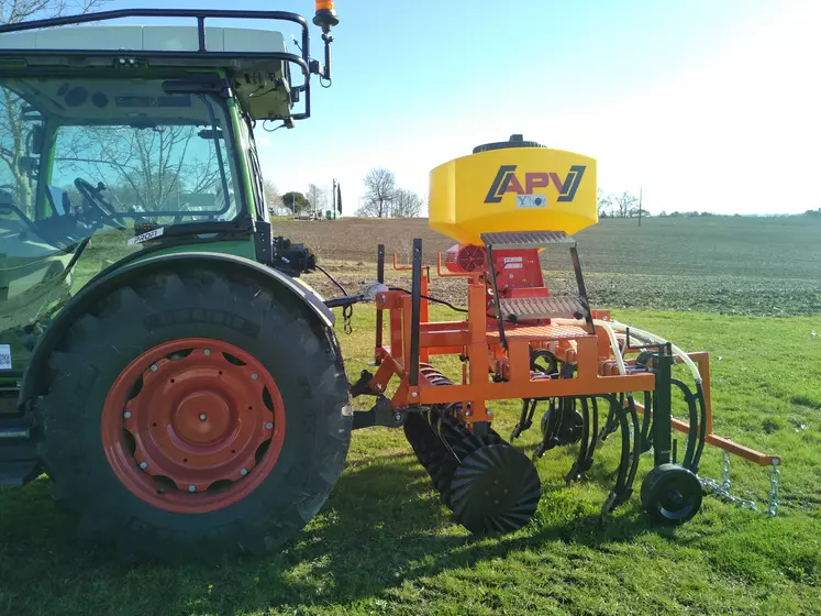 Le semoir de Yohan Eynard est doté d'une trémie de 300 litres. 