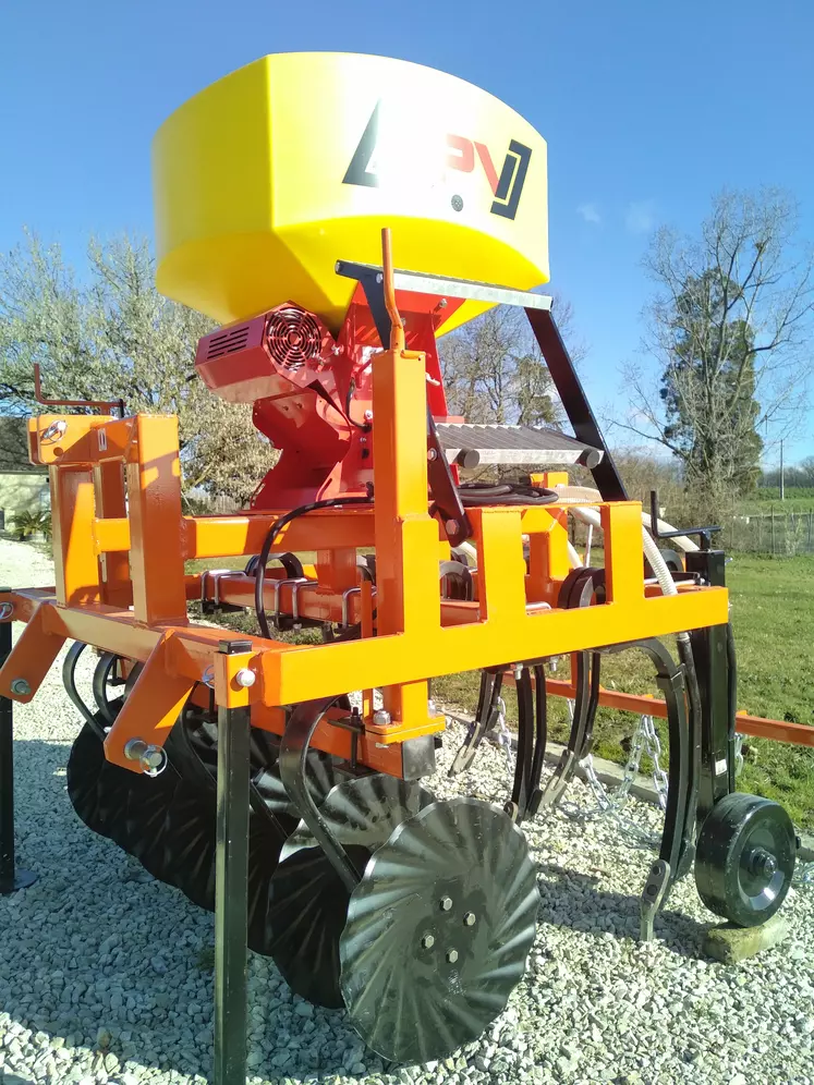 Le semoir intègre des disques de vertical tillage pour ouvrir le sillon en amont des dents semeuses. Des chaînes ferment le sillon à l'arrière.