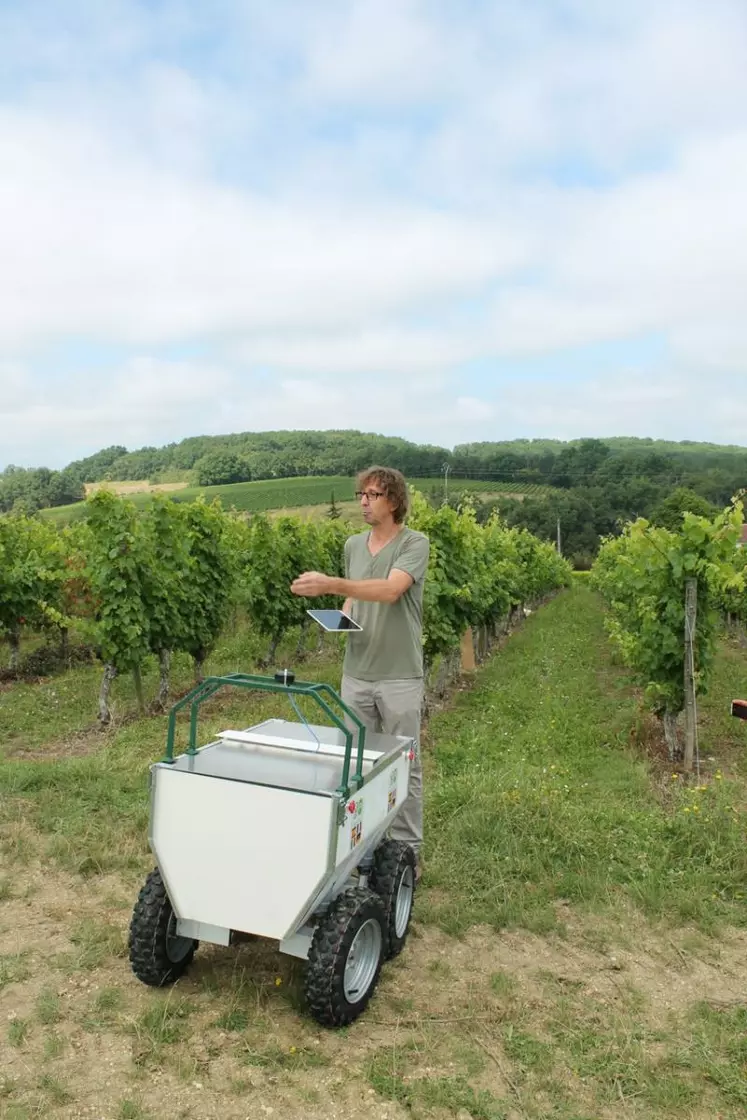 Christophe Millot, créateur de VineRobot : « ce premier prototype en conduite autonome est en constante évolution afin de s’assurer qu’il est capable de se mouvoir seul ».