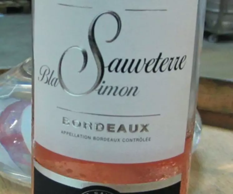 La cave de Sauveterre-Blasimon propose de mettre à disposition les vins qu’elle vinifie à ses adhérents. Cette reprise peut se faire sous un nom de marque de la cave ou sous un nom de château.