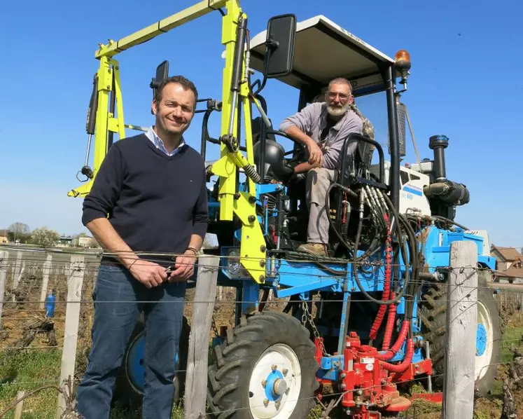 Pascal Lachaux et Eric Oudot travaillent le sol avec les interceps Pétalmatic de Boisselet, montés sur le Servo-moteur 315, dont ils apprécient la sensibilité.