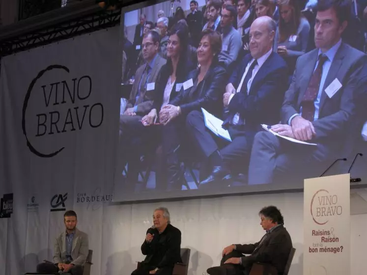Pierre Arditi affirme sa passion du vin devant le public de Vino Bravo et notamment Alain Juppé (maire de Bordeaux) et Bernard Farges (président de CIVB).