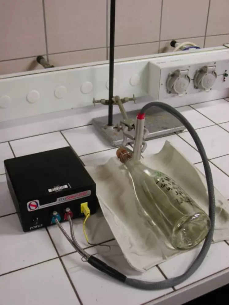 L’appareil représenté ici, l’Oxosense 210T, a été utilisé dans les essais du CIVC et permet de mesurer l’oxygène contenu dans le liquide à travers une bouteille blanche selon un principe basée sur la chimiluminescence.