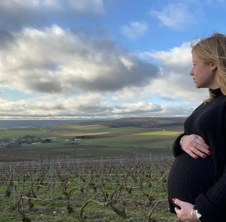 Vigneronne enceinte de 9 mois