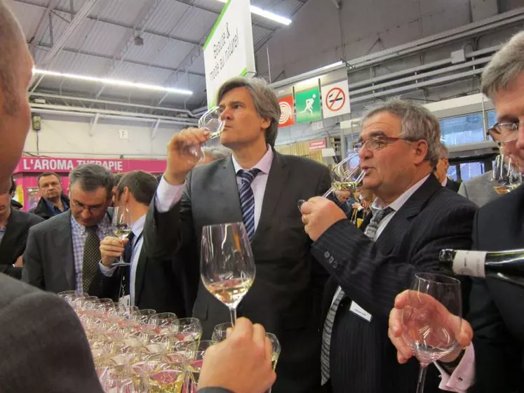 Stéphane Le Foll sur le Pavillon du vin du SIA où il a annoncé qu'il n'y aurait pas d'aides à la production dans le cadre de la future PAC pour la viticulture. Une nouvelle accueillie favorablement par les professionnels de la viticulture.