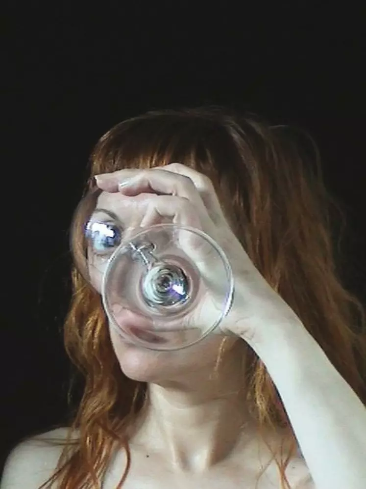 AUTOPORTRAIT AU VERRE D’ALPHONSINE DAVID,
artiste plasticienne aux multiples facettes,
mais toujours inspirée par le vin rouge.