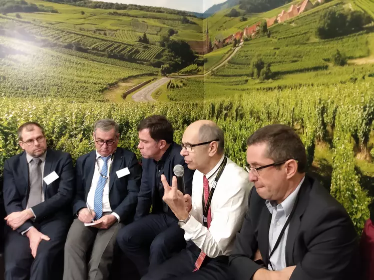 Joël Forgeau (Vin & Société), Bernard Angelras (IFV), Bernard Farges (Cnoac), Jean-Marie Barillère (Cniv) et Jérôme Despey (CS vin FranceAgriMer), lors de la conférence de presse au pavillon des vins à l'occasion du Salon de l'agriculture.