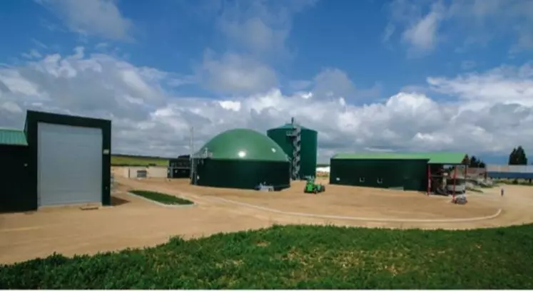 L’unité de Marnay Énergie, au sud de Sancerre, méthanise 
des marcs distillés. 
Le méthane qui s’en dégage est transformé 
en co-génération pour produire de l’électricité
et de la chaleur.