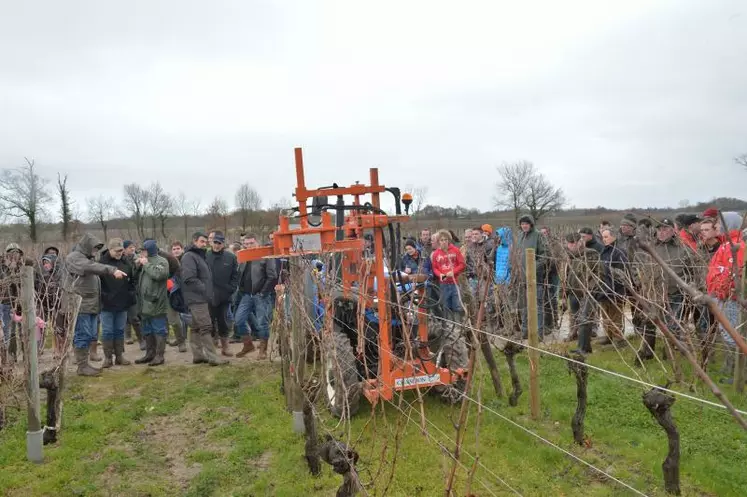 Environ 300 visiteurs et une centaine d'élèves se sont pressés pour découvrir le matériel de dépalissage et de récupération des sarments.