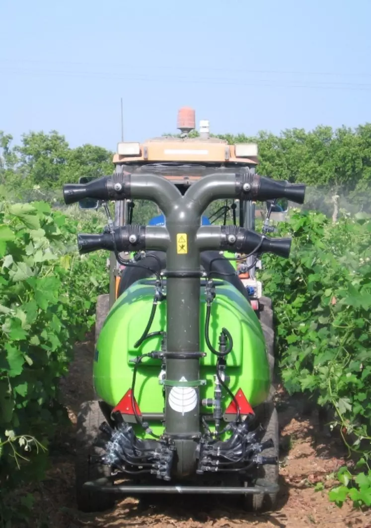 L'adaptation du réglage du pulvérisateur doit être raisonnée en fonction de l'âge des vignes et du mode de conduite.