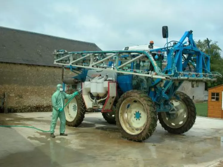 Le pays de l’Hermitage, dans la Drôme, accompagne les exploitants de son secteur dans la mise en place de systèmes pour gérer les effluents phytosanitaires. Sur 7000ha de cultures, environ 900 ha ont déjà fait l’objet d’un diagnostic pour choisir le meilleure système de gestion.